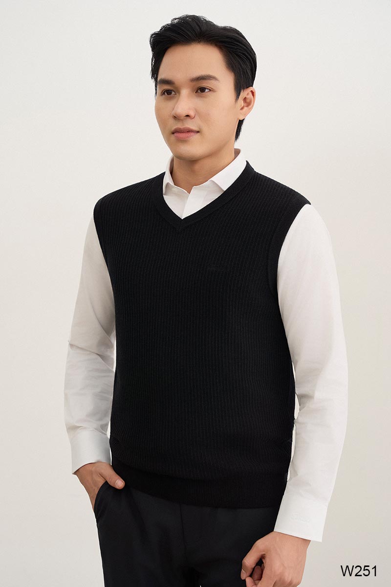 Áo len gile nam Santino cổ V màu đen | W251